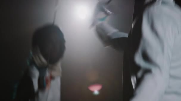 Karanlık Sisli Odada Yarışma Sırasında Rapier Sidik Maskeli Kılıç Ustası — Stok video