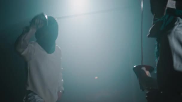 Side Handheld Beelden Van Twee Foil Fencers Vechten Rapiers Tijdens — Stockvideo