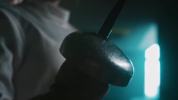 屋内でホイル剣を握る匿名のフェンサーの閉鎖 — ストック動画