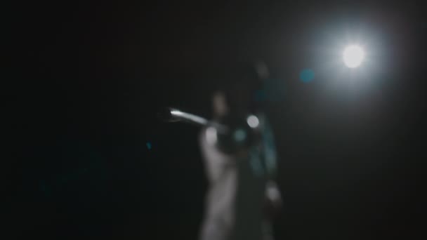 Tanımlanamayan Folyo Kılıcının Siyah Zemin Üzerinde Işıkla Dururken Doğrudan Kameraya — Stok video