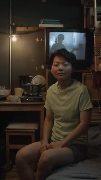 Retrato Vertical Completo Tiro Jovem Andrógino Chinês Sentado Beliche Apartamento — Vídeo de Stock