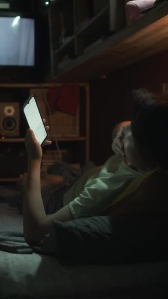 Plně Vertikální Záběr Ospalý Asijský Člověk Relaxující Palandě Mikrovlnném Bytě — Stock video