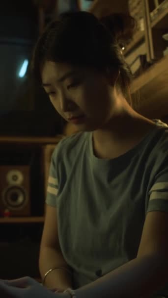 Média Vertical Tiro Jovem Mulher Asiática Shirt Sentado Micro Apartamento — Vídeo de Stock