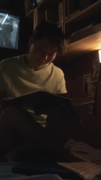 Повний Вертикальний Знімок Молодої Азіатки Сидить Двоярусному Ліжку Темній Мікро — стокове відео
