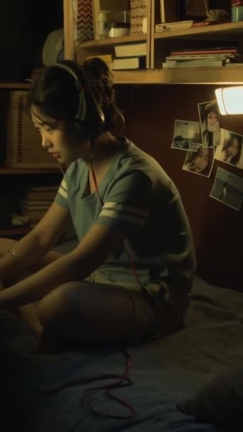 Genç Asyalı Kızın Yatak Odasında Yurtta Otururken Tam Dikey Görüntüsü — Stok video