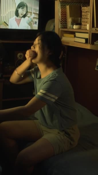 Pełne Pionowe Ujęcie Młodej Chinki Siedzącej Łóżku Nędznym Mikro Mieszkaniu — Wideo stockowe