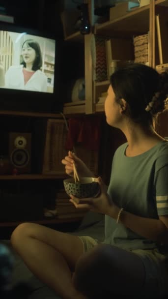 Tiro Vertical Médio Cheio Menina Coreana Shirt Sentado Com Pernas — Vídeo de Stock