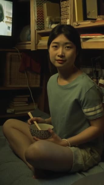 Volledig Verticaal Portret Shot Van Glimlachend Chinees Meisje Zitten Met — Stockvideo