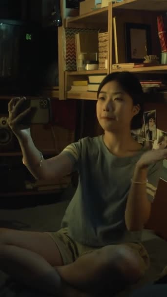 Filmagem Vertical Completa Garota Chinesa Coreana Animada Sentada Beliche Uma — Vídeo de Stock
