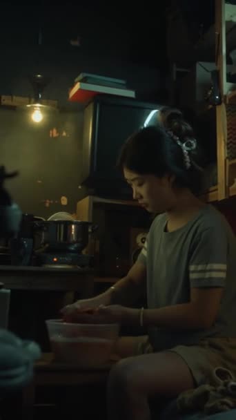Filmagem Vertical Completa Menina Empobrecida Asiática Coreana Camiseta Shorts Sentados — Vídeo de Stock