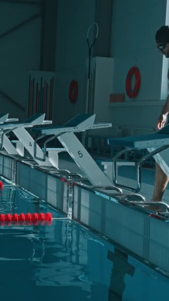 Vollständige Vertikale Filmaufnahmen Junger Muskulöser Kaukasischer Schwimmer Mit Nacktem Oberkörper — Stockvideo