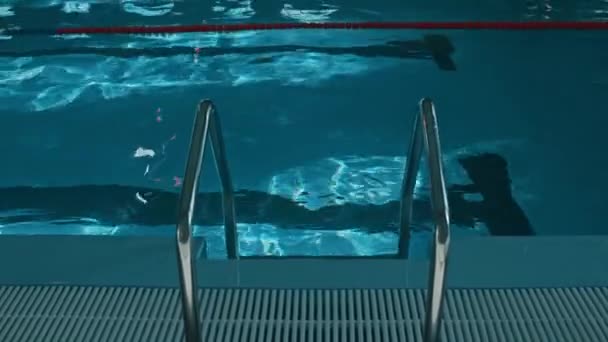 Detailní Záběry Lidí Záběry Žebříku Mělkém Konci Prázdném Bazénu Studený — Stock video