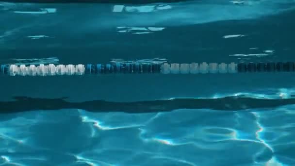 Людей Снятых Голубой Белой Пластиковой Полосы Делитель Плавающих Поверхности Волнистой — стоковое видео
