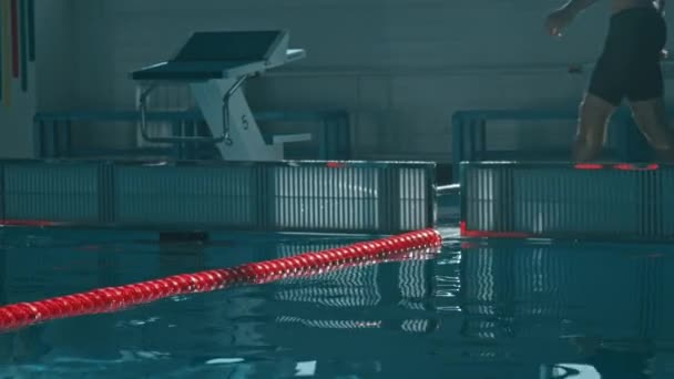 Colpo Medio Pieno Giovane Nuotatore Maschio Caucasico Muscoloso Con Busto — Video Stock