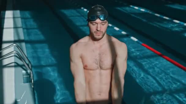 Tiro Médio Alto Ângulo Jovem Nadador Caucasiano Que Faz Exercícios — Vídeo de Stock