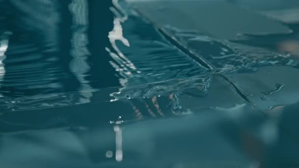 Close Nenhuma Pessoa Tiro Água Azul Turquesa Ondulação Ondas Salpicando — Vídeo de Stock