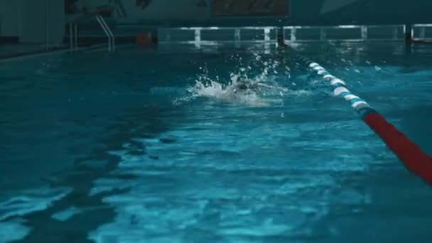 Full Shot Unrecognizable Athletic Man Black Rubber Cap Goggles Swimming — Stock Video