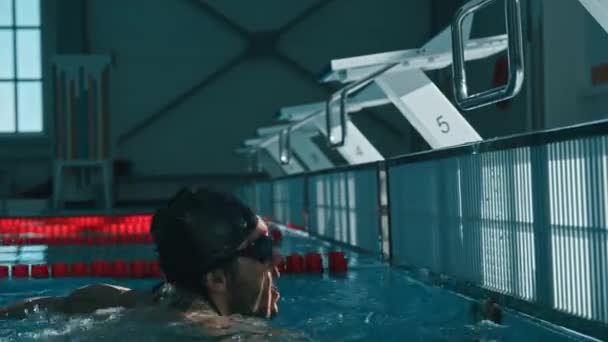Tiro Completo Atlético Joven Deportista Caucásico Nadando Hasta Bloque Buceo — Vídeo de stock