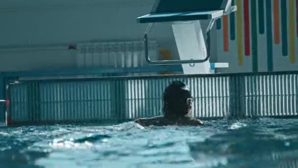 Full Shot Caucasian Sportsman Swimming Freestyle Dive Block Pool Grabbing — Stock Video