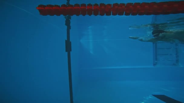 Fecho Completo Tiro Subaquático Atleta Masculino Irreconhecível Troncos Pretos Boné — Vídeo de Stock