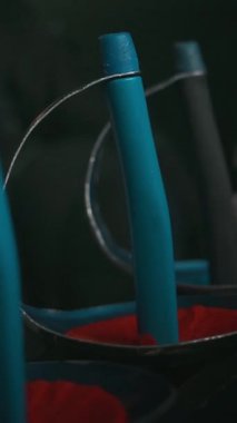 Karanlık odada eğitime başlamadan önce iki rapier alan tanımlanamayan folyo çitlerinin dikey görüntüsü.