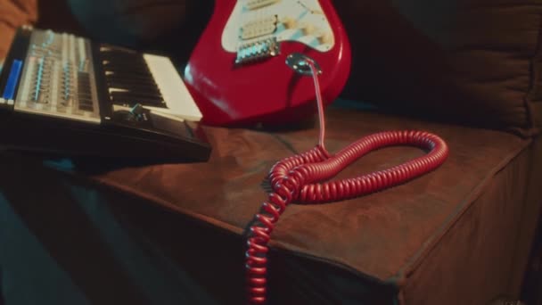 没有人在沙发上放有恐怖的红色和白色电吉他或低音吉他的镜头 — 图库视频影像
