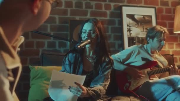Akşamları Arkadaşlarıyla Retro Stüdyosunda Şarkı Söylerken Gitara Mikrofon Takıp Şarkı — Stok video