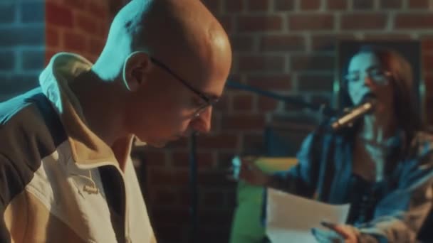Side Tilt Filmmaterial Von Kaukasischen Mann Mit Glatze Brille Macht — Stockvideo