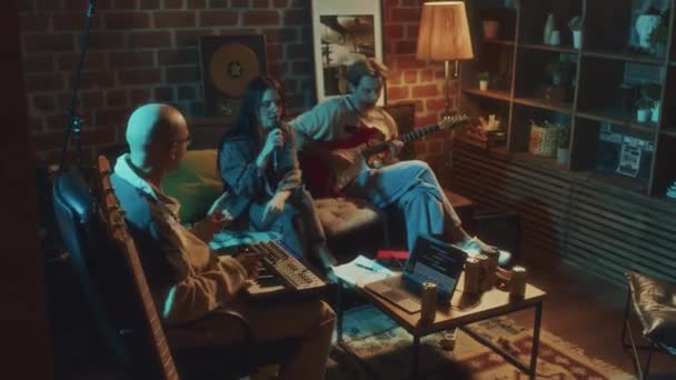 Akşamları Retro Eski Okul Stüdyosunda Rock Şarkısının Yan Görüntüleri Vokalist — Stok video