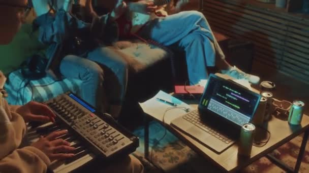 晚上在旧式录音室使用笔记本电脑应用程序和欣赏过程的高加索音乐三人乐队录制歌曲的中档镜头 — 图库视频影像