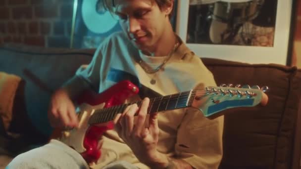 Panela Lateral Filmagens Músico Caucasiano Cabelos Claros Tocando Guitarra Amplificada — Vídeo de Stock