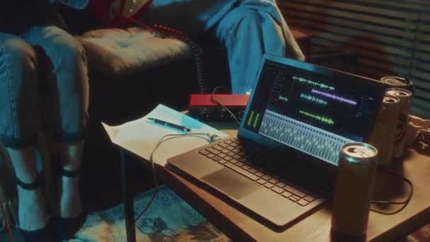Nagranie Sekcji Środkowej Sekwencji Dźwiękowej Nagranej Piosenki Ekranie Laptopa Nierozpoznawalny — Wideo stockowe