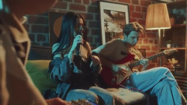 Boční Záběry Bělošky Energicky Vášnivě Přihlašující Mikrofonu Doprovázené Kytaru Při — Stock video