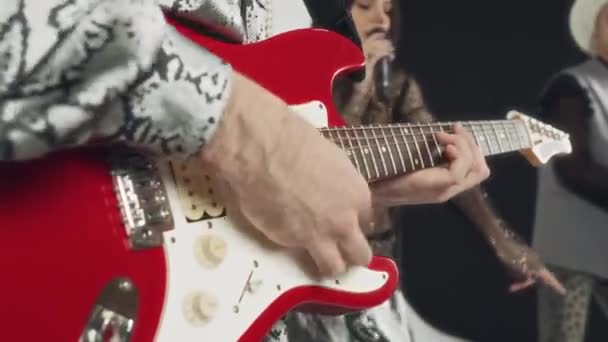 Plan Rapproché Section Médiane Latérale Musicien Masculin Anonyme Jouant Guitare — Video