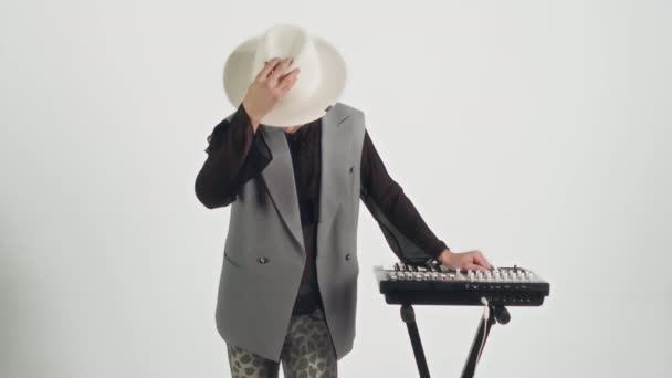 Fuld Medium Portræt Kaukasiske Fræk Keyboardspiller Poserende Hat Med Mini – Stock-video