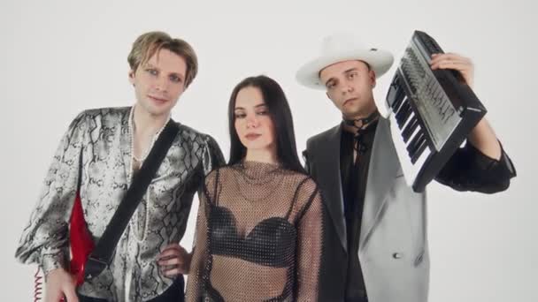 Dra Porträtt Kaukasiska Glam Rock Indie Trio Poserar Med Mini — Stockvideo