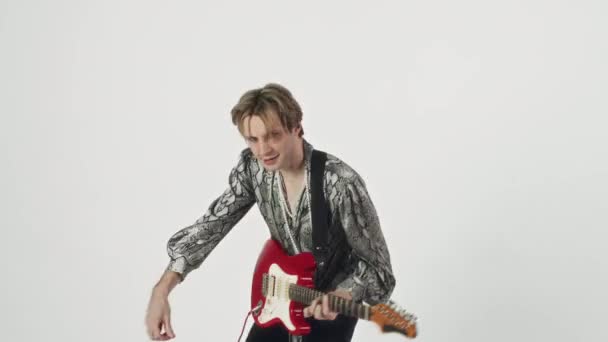 Retrato Médio Completo Carismático Baixista Caucasiano Posando Com Guitarra Vermelha — Vídeo de Stock