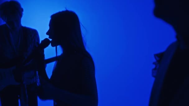 Mellékfelvétel Női Énekes Zenészek Sziluettjeiről Akik Professzionális Stúdióban Játszanak Kék — Stock videók