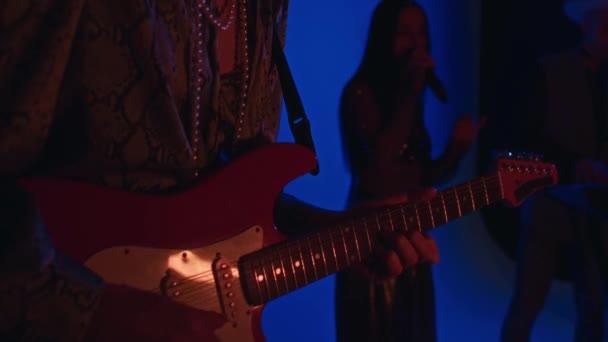 Gros Plan Incliné Latéral Bassiste Caucasien Élégant Accompagnant Guitare Amplifiée — Video