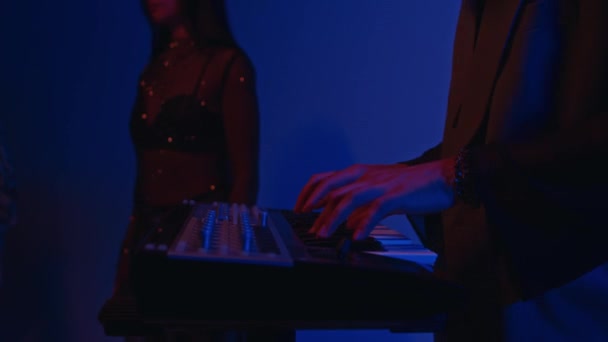 Side Tilt Aufnahmen Eines Männlichen Keyboarders Der Auf Einem Synthesizer — Stockvideo