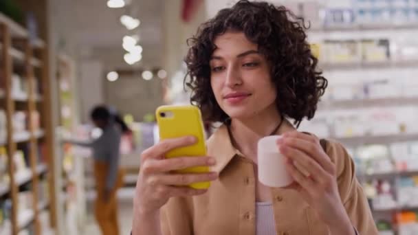 Kozmetik Butikte Dikilen Elinde Yüz Kremi Kavanozuyla Akıllı Telefondan Eleştiri — Stok video