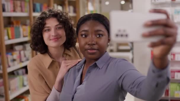Média Foto Jovens Mulheres Caucasianas Afro Americanas Juntos Boutique Cosméticos — Vídeo de Stock