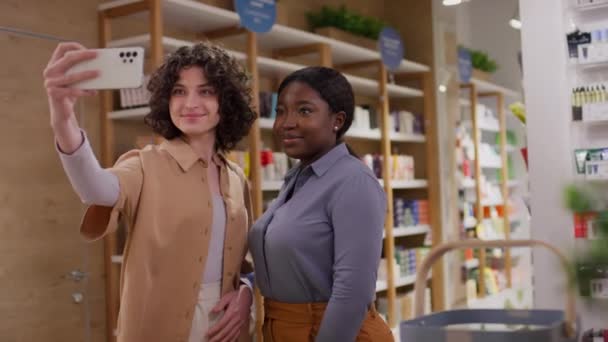 Orta Boy Beyaz Afrikalı Amerikalı Kız Arkadaşların Şık Kozmetik Mağazalarında — Stok video