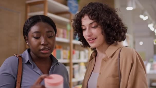 Medium Footage African American Caucasian Girlfriends Standing Together Chatting Cosmetics — Vídeo de Stock