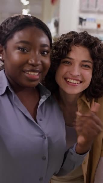两个白人和非洲裔美国女孩站在一起 一边挥挥手 一边兴奋地在镜头前聊天 一边在社交媒体上记录参观新品美容院的故事 — 图库视频影像