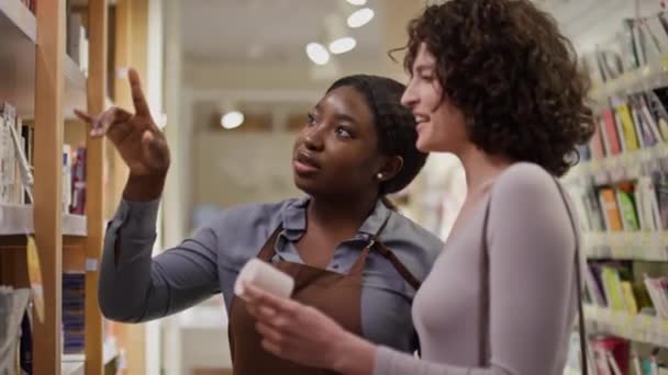 Medium Close Footage African American Sales Assistant Apron Talking Caucasian — Vídeo de Stock
