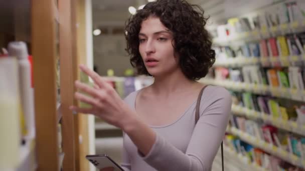 Mittlere Aufnahme Eines Kaukasischen Mädchens Das Einem Kosmetikladen Neue Gesichtscreme — Stockvideo