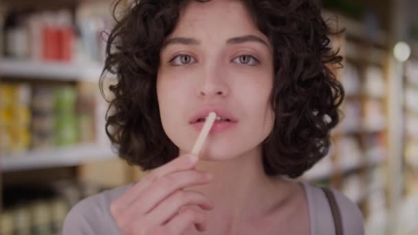 Gros Plan Une Belle Fille Caucasienne Debout Devant Miroir Invisible — Video