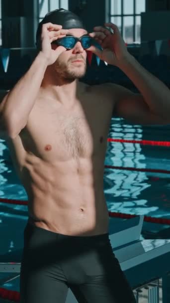 Mittlere Vertikale Aufnahme Eines Jungen Kaukasischen Schwimmers Mit Muskulösem Nacktem — Stockvideo