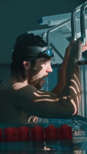 Vertikale Seitenaufnahme Eines Kaukasischen Schwimmers Mit Schwarzer Gummimütze Der Sich — Stockvideo